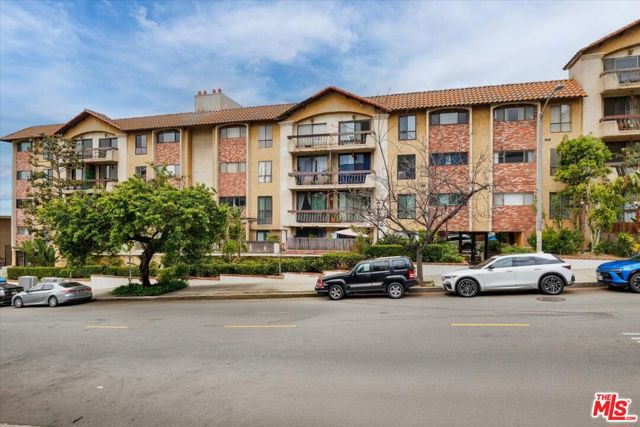 1735 N Fuller Avenue, Los Angeles CA: https://media.crmls.org/mediaz/4e4f6b2e-44a1-4e84-a957-a61190b9a297.jpg