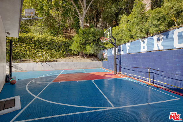 9991 Liebe Drive, Beverly Hills CA: https://media.crmls.org/mediaz/4e4fde6d-a2f0-4ff8-9c05-c386de6c405b.jpg