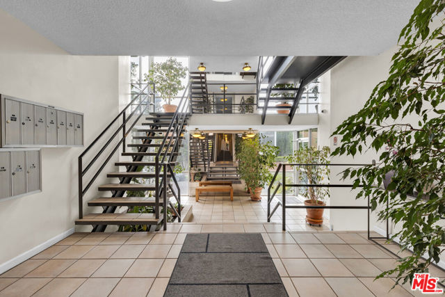 7949 Selma Avenue, West Hollywood CA: https://media.crmls.org/mediaz/4e50c620-e545-4b0c-85b1-8d7c1b504d41.jpg