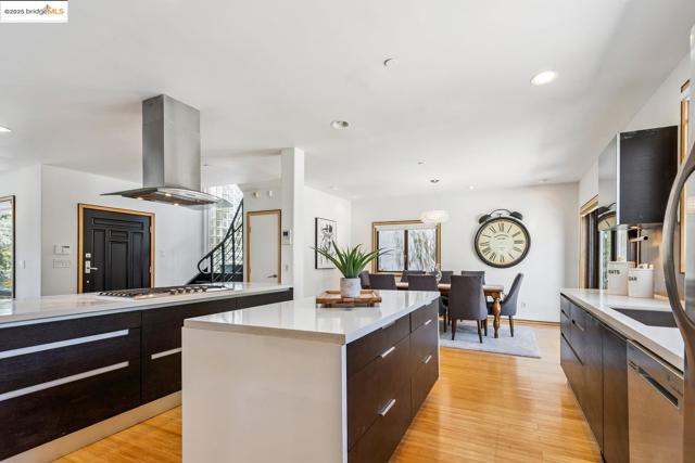 2912 Hillside DR, Burlingame CA: https://media.crmls.org/mediaz/4e52490a-b042-4c41-aec2-8a58ec051954.jpg