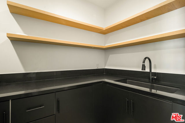 436 N Plymouth Boulevard, Los Angeles CA: https://media.crmls.org/mediaz/4e53c783-c536-401e-aa34-fe438ddcb2d5.jpg