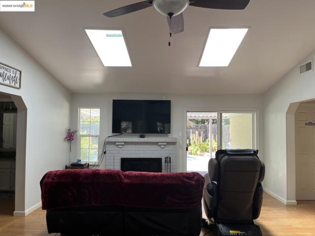 868 Florin RD, Sacramento CA: https://media.crmls.org/mediaz/4e5414d4-8e1b-42b5-8f92-61c83661b21c.jpg