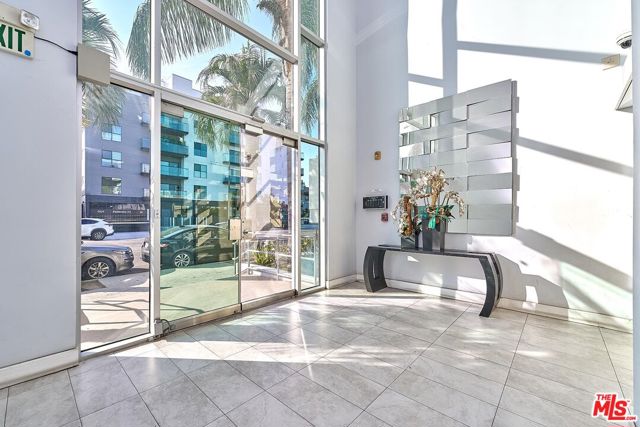 332 S Oxford Avenue, Los Angeles CA: https://media.crmls.org/mediaz/4e54161e-2838-4f02-bcb4-8388aa06beb5.jpg