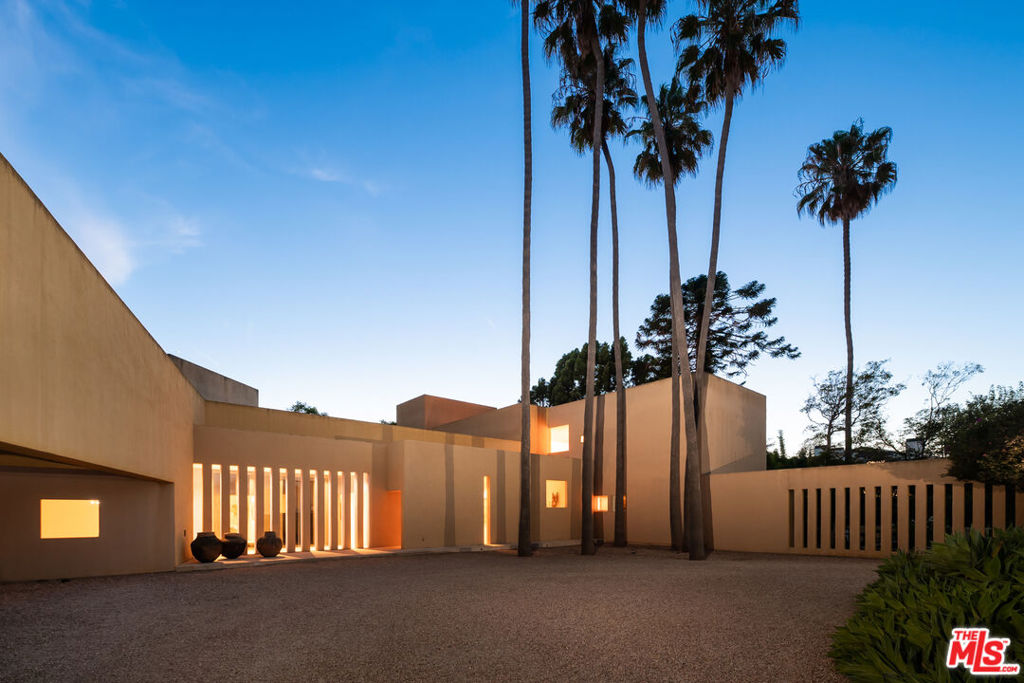 223 N Carmelina Avenue — Modern