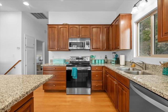 38634 N Shore Drive, Fawnskin CA: https://media.crmls.org/mediaz/4e56f0d0-8364-4cf3-8d82-026dc2ab6c61.jpg