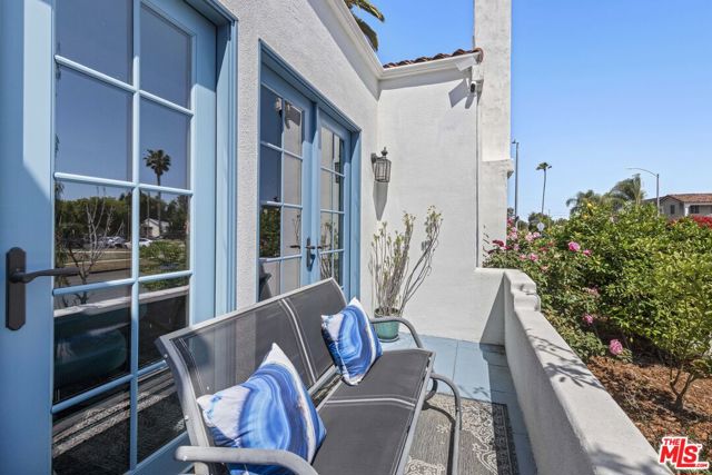 1569 S Orange Grove Avenue, Los Angeles CA: https://media.crmls.org/mediaz/4e57830e-6315-4e07-b239-cd0a6af83829.jpg