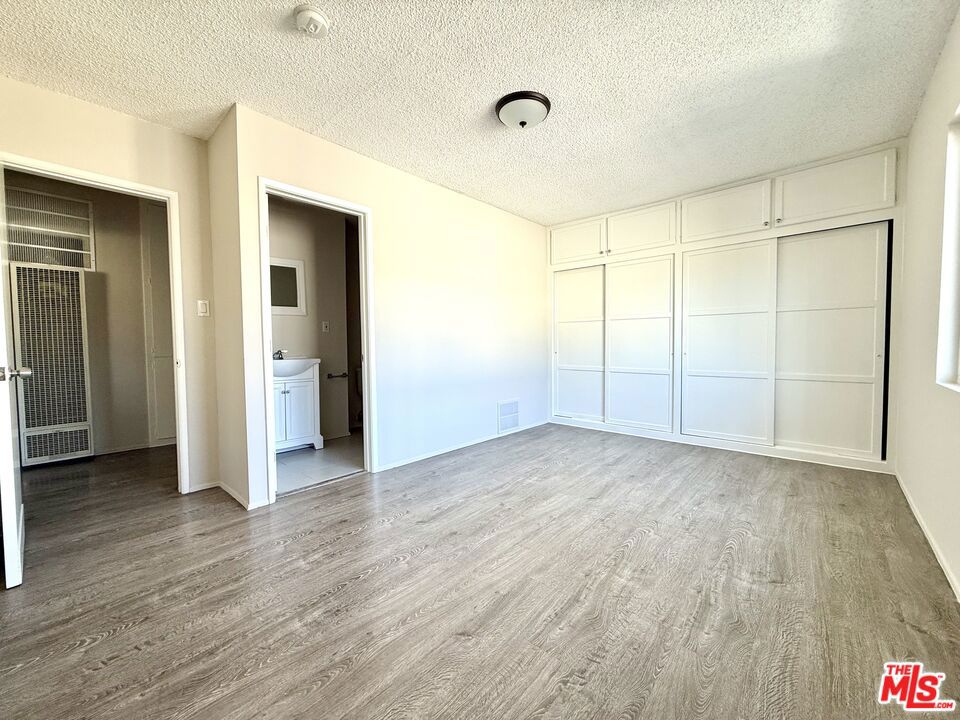 https://media.crmls.org/mediaz/4e5881c5-31e1-44d2-b453-503a89d74ee9.jpg?preset=X-Large