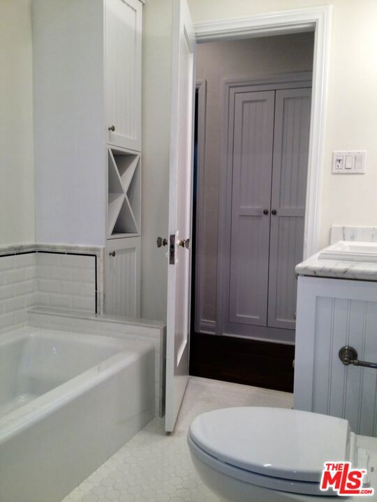 347 N Curson Avenue, Los Angeles CA: https://media.crmls.org/mediaz/4e593c39-f842-4b08-997f-6ef71e1d0dc0.jpg
