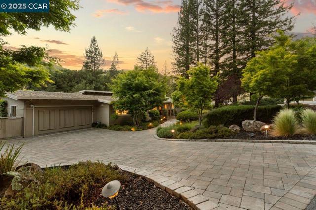 23 Lost Valley Dr, Orinda CA: https://media.crmls.org/mediaz/4e59d26a-40c5-4649-ac37-7bdac26c7339.jpg