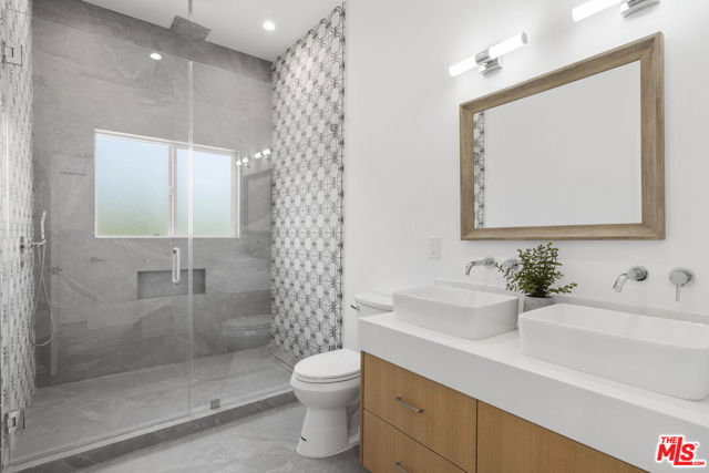 1046 Oban Drive, Los Angeles CA: https://media.crmls.org/mediaz/4e59da69-1e7c-4106-8d76-c56fdb7412f9.jpg