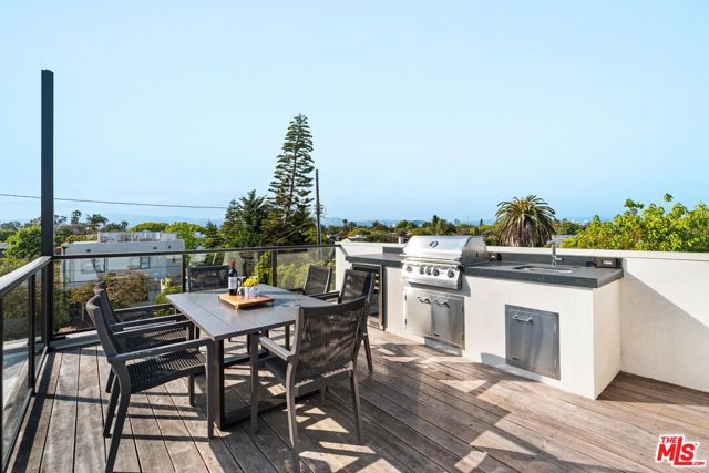 1213 Pine Street, Santa Monica CA: https://media.crmls.org/mediaz/4e59fa01-87dd-4433-8ee4-2e00530e3edc.jpg