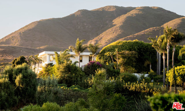 5931 Kanan Dume Road, Malibu CA: https://media.crmls.org/mediaz/4e59fefb-4c87-495e-90c0-72889f3ec0e4.jpg