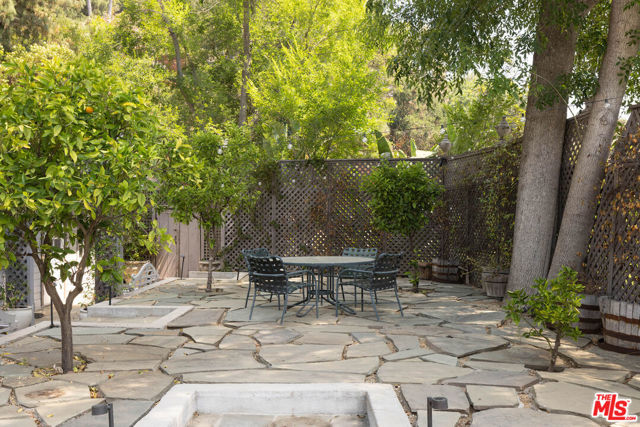 8805 Lookout Mountain Avenue, Los Angeles CA: https://media.crmls.org/mediaz/4e5a0cf0-2288-4e7c-8bc2-ef614c81f719.jpg