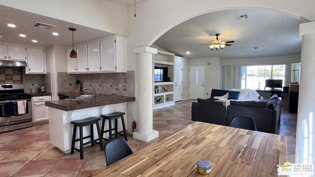 51905 Avenida Rubio, La Quinta CA: https://media.crmls.org/mediaz/4e5a1491-dae2-44b2-948c-50024f68054f.jpg