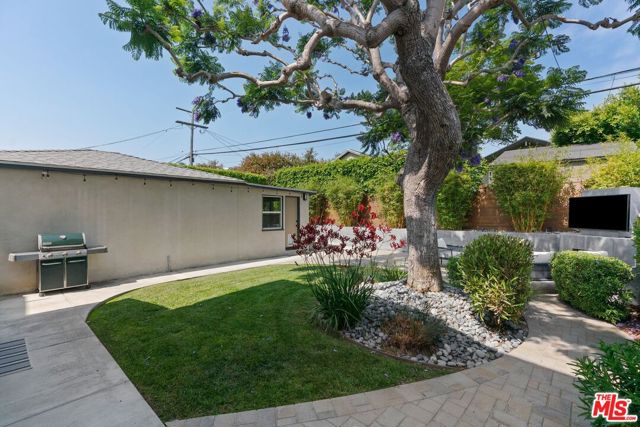 8107 Yorktown Avenue, Los Angeles CA: https://media.crmls.org/mediaz/4e5a2722-4ba7-478e-a1b6-a193874b3743.jpg