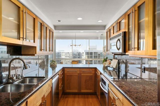 1810 Avenida del Mundo, Coronado CA: https://media.crmls.org/mediaz/4e5acb91-c70a-4e5f-8cbb-7e73c146ffae.jpg