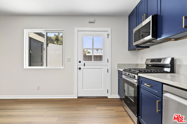 2700 S Palm Grove Avenue, Los Angeles CA: https://media.crmls.org/mediaz/4e5b72cd-0552-47c3-a609-7e01290038b8.jpg
