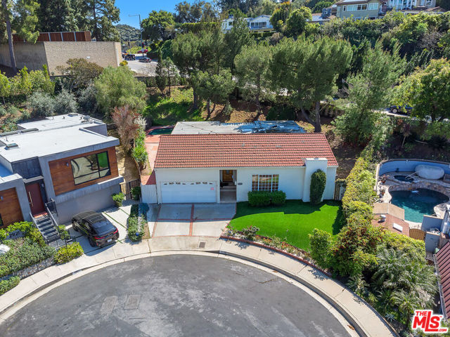 2925 Dona Susana Drive, Studio City CA: https://media.crmls.org/mediaz/4e5ca286-e5ee-42eb-9bbe-00c425424526.jpg