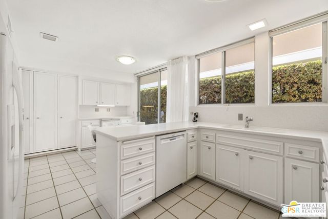 2723 S Kings Road, Palm Springs CA: https://media.crmls.org/mediaz/4e5fba4b-22ab-455c-8126-32a22b58ddd1.jpg