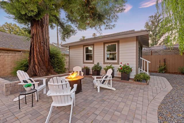 4463 Pleasanton Ave, Pleasanton CA: https://media.crmls.org/mediaz/4e6018e0-3943-4922-b6f4-7b71300fc6e2.jpg