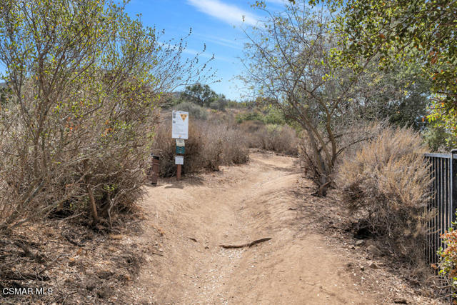 1826 Crystal View Circle, Newbury Park CA: https://media.crmls.org/mediaz/4e60a09c-3214-497d-bd6f-10afd20fd8e1.jpg