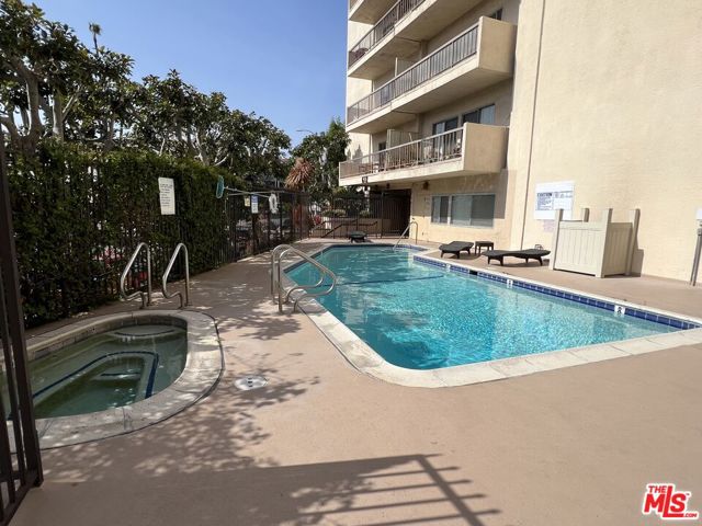622 S Barrington Avenue, Los Angeles CA: https://media.crmls.org/mediaz/4e60e790-079a-49be-9a88-f2af70a32af3.jpg