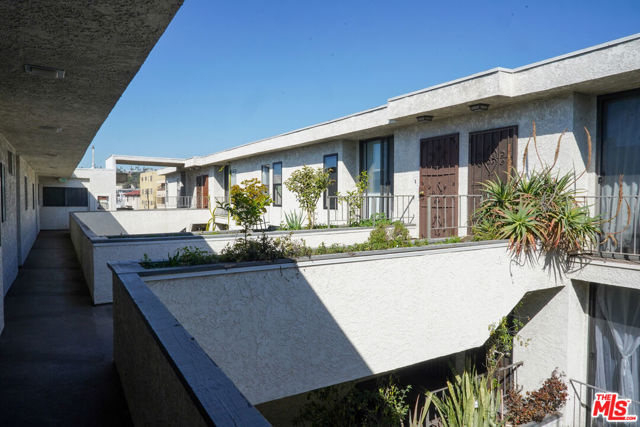 630 N Grand Avenue, Los Angeles CA: https://media.crmls.org/mediaz/4e6143fd-bb05-444a-9f2e-81583de02c41.jpg