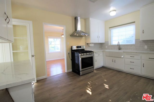 11410 Aqua Vista Street, Studio City CA: https://media.crmls.org/mediaz/4e637a60-aada-47fd-b042-952ed8ccf15b.jpg