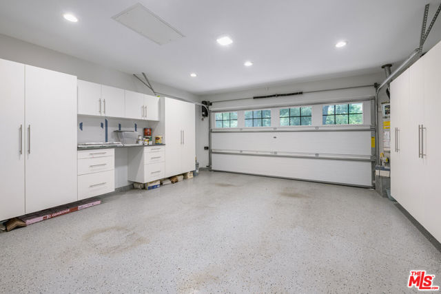 3856 Hayvenhurst Avenue, Encino CA: https://media.crmls.org/mediaz/4e63863e-98bb-49c4-88db-00c102e5aadd.jpg