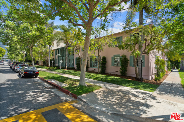 148 S Mccarty Drive, Beverly Hills CA: https://media.crmls.org/mediaz/4e63b935-9ec0-4a77-8252-3afe3d1bd1c4.jpg