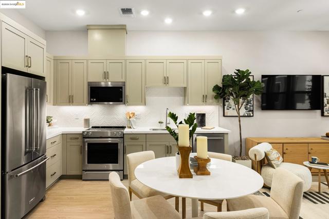 28976 Parkwood Lane, Hayward CA: https://media.crmls.org/mediaz/4e640e46-16e6-4b75-9923-1c52c2c6ca72.jpg