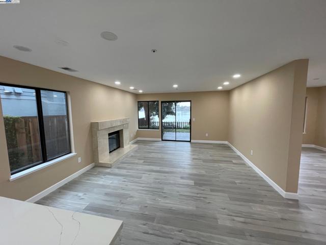 706 Widgeon St, Foster City CA: https://media.crmls.org/mediaz/4e6507c3-2d61-40a4-b000-072c3c4e616e.jpg