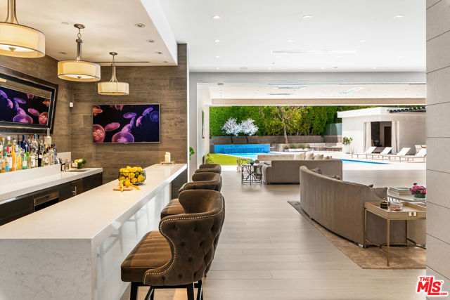 901 Oxford Way, Beverly Hills CA: https://media.crmls.org/mediaz/4e654108-9030-4d22-b1b1-3f5a428d42a3.jpg