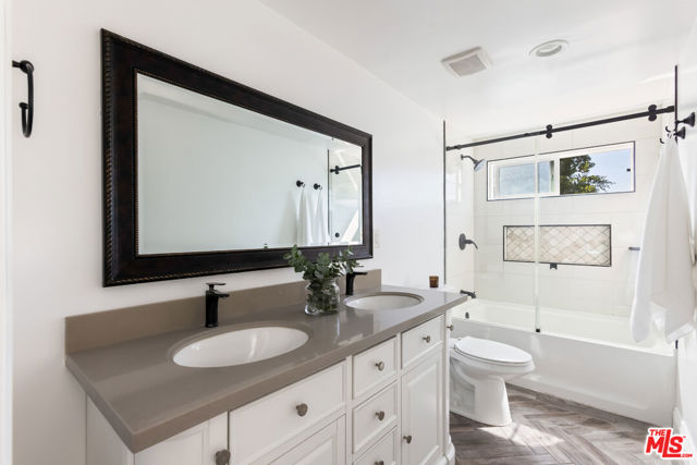 3921 S Victoria Avenue, Los Angeles CA: https://media.crmls.org/mediaz/4e658d8a-adb5-4665-929a-65c294f9995d.jpg