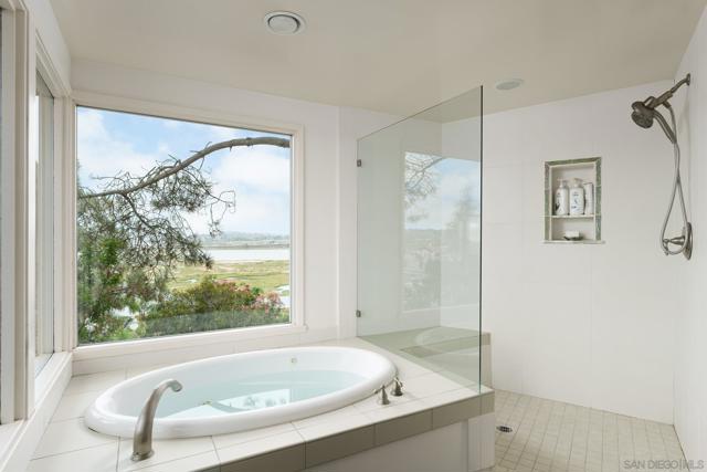 2165 Balboa Ave, Del Mar CA: https://media.crmls.org/mediaz/4e65f0d7-d79b-49ed-8b30-6dd160d0b941.jpg