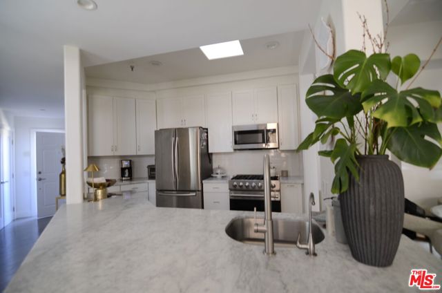5703 Laurel Canyon Boulevard, Valley Village CA: https://media.crmls.org/mediaz/4e6654a7-4de5-4e68-b8a4-b3f6feca9972.jpg