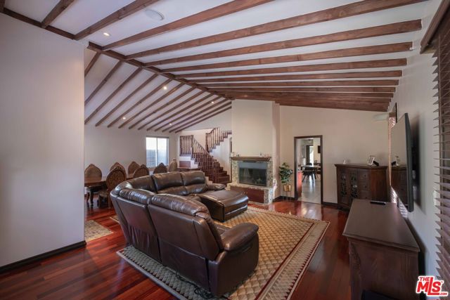 1724 S Genesee Avenue, Los Angeles CA: https://media.crmls.org/mediaz/4e66b94d-a7fa-42f8-a36f-31a3513077dc.jpg