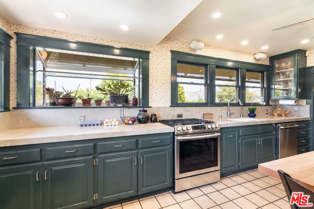 13721 W Telegraph Road, Santa Paula CA: https://media.crmls.org/mediaz/4e68db7e-689c-47cc-bc0a-eae9096f4295.jpg