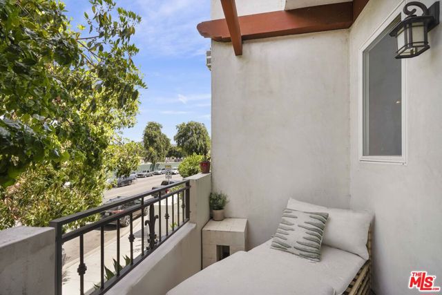 4541 Colfax Avenue, Studio City CA: https://media.crmls.org/mediaz/4e69c1e0-f0d7-4fd8-8adc-68c88f8b74dc.jpg