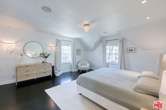 10736 Le Conte Avenue, Los Angeles CA: https://media.crmls.org/mediaz/4e6a33fb-273b-44f3-96e3-eb96045da1dd.jpg