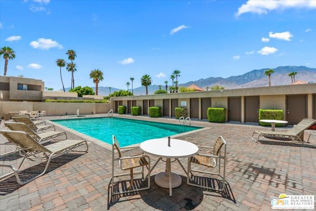 476 Bradshaw Lane, Palm Springs CA: https://media.crmls.org/mediaz/4e6ae44a-63de-40d7-b6a1-5e878e70b370.jpg