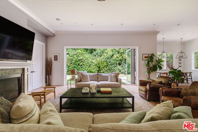 Image 7 of 22 For 141 Saltair Avenue