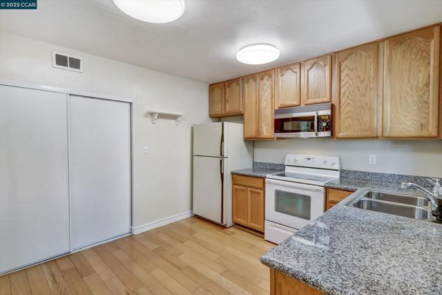 1598 Schenone Ct, Concord CA: https://media.crmls.org/mediaz/4e6b7723-de74-4563-ad16-c2023867f9e0.jpg