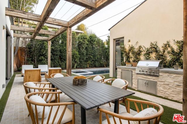 4209 Vantage Avenue, Studio City CA: https://media.crmls.org/mediaz/4e6dc828-c5e3-4baf-9387-6d42f2b3ca3c.jpg