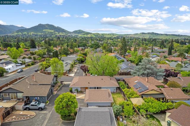 5571 Sepulveda Ct, Concord CA: https://media.crmls.org/mediaz/4e6e5358-b076-4d4e-9d05-b8ab66a885e4.jpg
