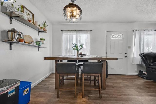 1738 7Th St, Berkeley CA: https://media.crmls.org/mediaz/4e6f0d61-e009-4469-a0e4-2b038dbd7e0f.jpg
