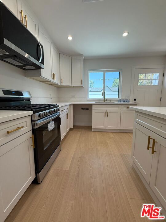 5759 1/2 Lemp Avenue, North Hollywood CA: https://media.crmls.org/mediaz/4e6ff9df-05df-4fdb-9141-4a26e5ceeb8a.jpg