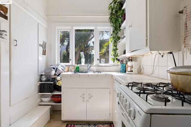 102 Hamilton Pl, Oakland CA: https://media.crmls.org/mediaz/4e703946-a915-4551-93b1-ea878e9b1134.jpg