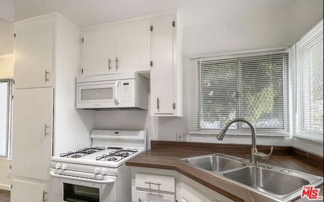 524 E Hazel Street, Inglewood CA: https://media.crmls.org/mediaz/4e704bb0-d06f-4551-8c2f-3c9d0f1f7e24.jpg