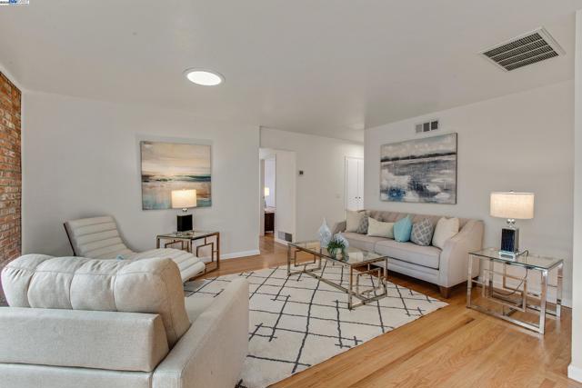30847 Prestwick Ave, Hayward CA: https://media.crmls.org/mediaz/4e71519e-cb4c-4bac-9697-c68082549621.jpg